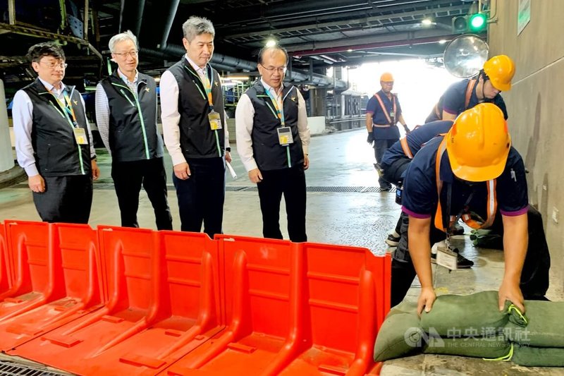 因應颱風巴威來襲,桃園國際機場公司代理董事長陳彥伯(左4)視察防颱準備,他表示,10日取消153架次航班,11日預估取消約760架次。中央社記者吳睿騏攝 115年7月10日