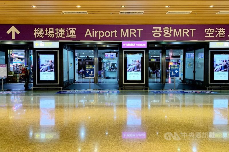 桃園大眾捷運公司10日晚間表示，依中央氣象署預報，10日晚間至11日白天為颱風影響最顯著時段。由於機場捷運多為高架路段，列車營運須等到11日凌晨完成巡軌作業，確認系統設備及行車安全無虞，並依風速狀況調整班距；若風速達停駛標準，列車將暫停營運。中央社記者吳睿騏桃園攝　115年7月10日