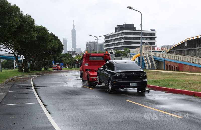 因應颱風巴威來襲，台北市10日下午2時開始陸續拖離堤外停車場滯留車輛。中央社記者謝佳璋攝　115年7月10日