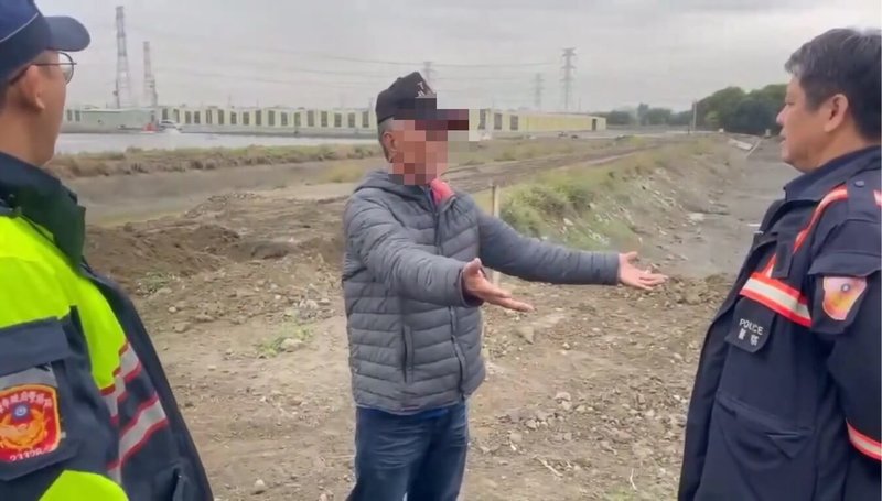 高雄黃姓父子見綠能廠商工程車進場施工，假借具國有地道路通行權詐得新台幣200萬元，橋檢將黃姓父子等3人依詐欺等罪嫌起訴。圖為黃父（中）遭警方詢問畫面。（橋頭地檢署提供）中央社記者洪學廣傳真　115年7月10日