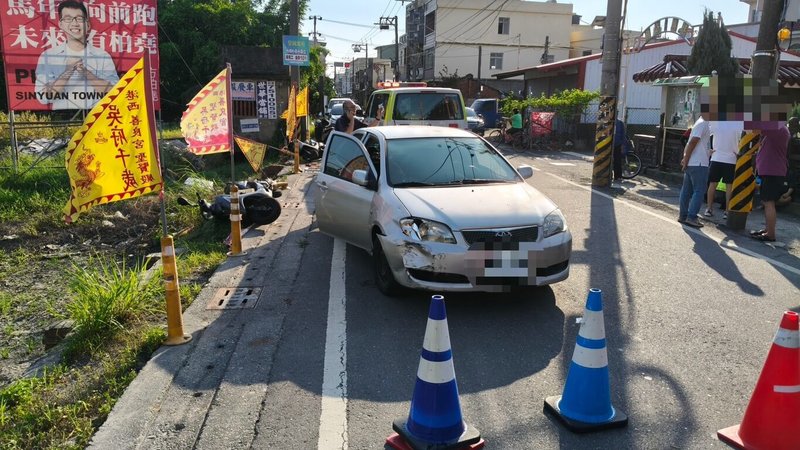 屏東新園鄉9日發生一起自撞車禍，陳姓女子載著久病女兒要到廟裡拜拜求健康，途中發生車禍，警方前往處理發現其女兒已死亡多時，死因待相驗釐清。（屏東縣警察局東港分局提供）中央社記者李卉婷傳真　115年7月10日