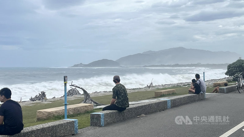 颱風巴威襲台,受外圍環流影響,10日花蓮沿岸出現大浪,太平洋公園、北濱公園聚集觀浪人潮。中央社記者張祈攝 115年7月10日