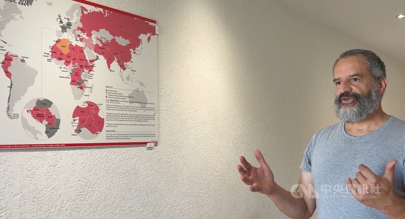 排雷機基金會（Digger Foundation）創辦人兼執行長谷恩（Frédéric Guerne）向中央社表示，由於歐美國家人道救援經費縮編，目前資金仰賴民間贊助。左邊地圖紅色部分為需要除雷的地區與國家。中央社記者郭芳君伯恩攝　115年7月10日