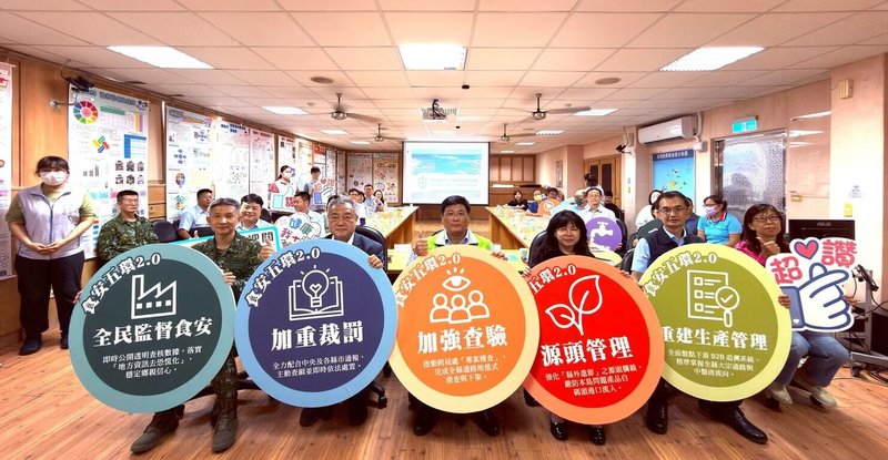 澎湖縣政府10日召開中聯問題油品處置會議,副縣長林皆興(前左3)強調,落實源頭及生產管理、強化市場查驗及流向追蹤,並依法裁處違規行為,才能有效防堵問題食品流入市面。(澎湖縣政府提供)中央社 115年7月10日