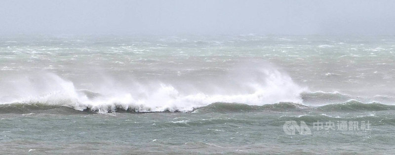 颱風巴威來襲，澎湖地區受颱風外圍環流產生的「狹管效應」影響，東北風勢逐漸增強，海面上一度有9級陣風，白浪頭一波接一波。中央社　115年7月10日