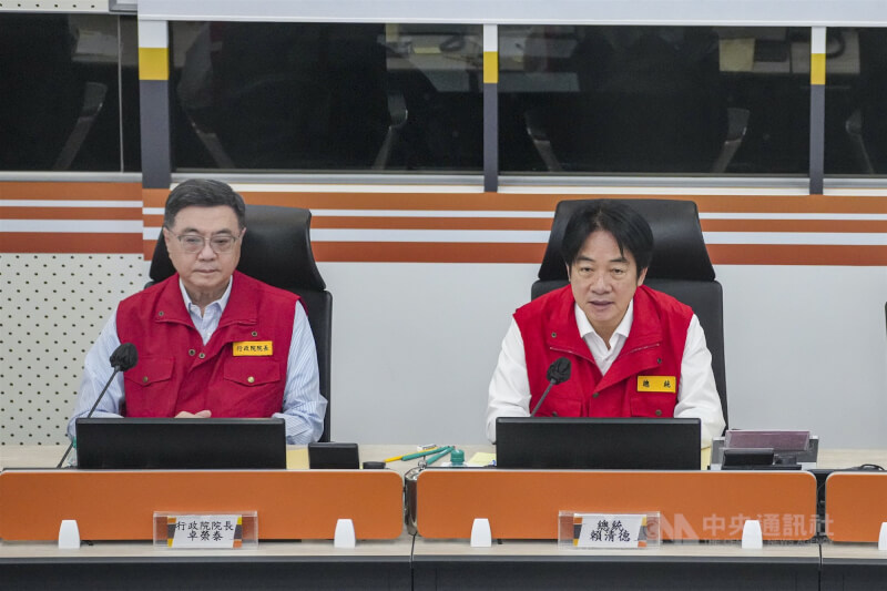 總統賴清德（右）10日上午視導颱風巴威中央災害應變中心，勗勉各單位落實防颱整備及應變工作，行政院長卓榮泰（左）陪同出席。中央社記者鄭清元攝　115年7月10日