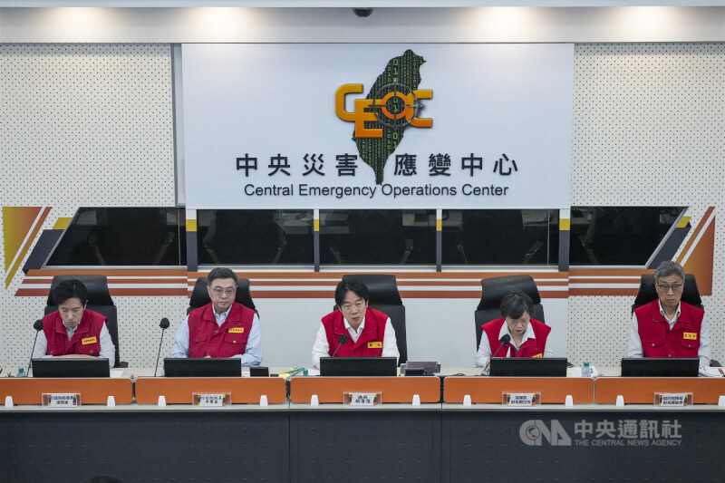 氣象署發布颱風巴威海上陸上颱風警報，總統賴清德（中）10日上午視導中央災害應變中心，與行政院秘書長張惇涵（左）、行政院長卓榮泰（左2）、中央災害應變中心指揮官劉世芳（右2）、農業部長陳駿季（右）等人聽取防災整備簡報。中央社記者鄭清元攝　115年7月10日