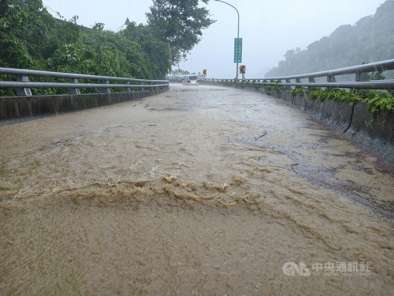 颱風巴威帶來風雨,苗栗縣泰安鄉苗62線積淹水嚴重,部分路段水深及膝,有車輛通過時當場拋錨受困。中央社記者管瑞平攝 115年7月11日