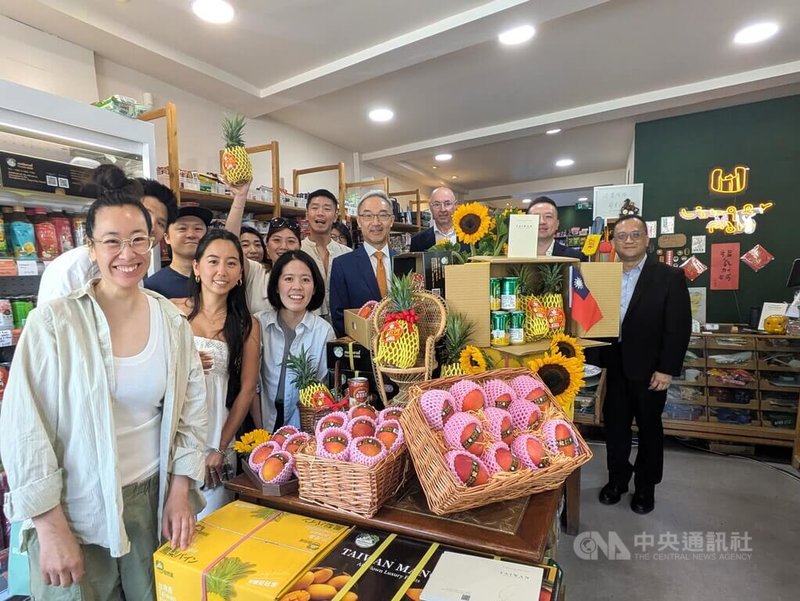 一批屏東愛文芒果和嘉義台農16號鳳梨10日在英國正式上市，倫敦台灣特色超市LingerMart舉辦推廣活動，駐英國代表姚金祥（中）出席。中央社記者陳韻聿倫敦攝　115年7月11日