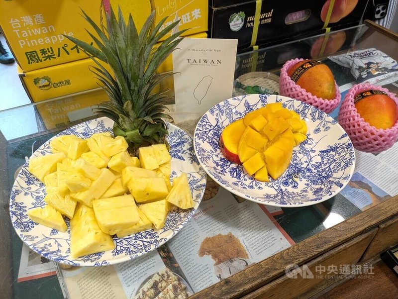 一批屏東愛文芒果和嘉義台農16號鳳梨10日在英國正式上市,店家在店內現切供各界品嚐,凸顯品質隨時經得起檢驗。中央社記者陳韻聿倫敦攝 115年7月11日