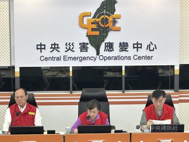 中央災害應變中心11日上午召開颱風巴威第6次工作會報，由指揮官、內政部長劉世芳（中）主持。中央災害應變中心統計全台有36人受傷，多為騎車自摔。中央社記者劉建邦攝　115年7月11日