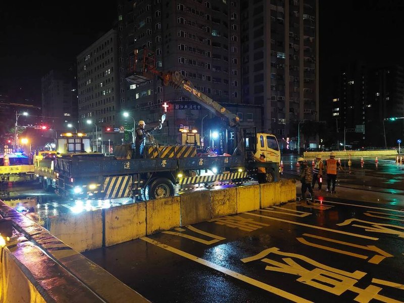 交通部公路局10日晚間8時預警性封閉人行自行車道及機車道,晚間11時預警性封閉主線汽車道及公車道。(公路局提供)中央社記者余曉涵傳真115年7月10日