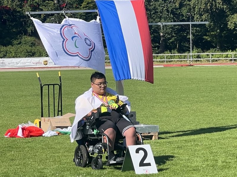 2026年框架跑步世界盃(Frame Running World Cup)於4日至11日在丹麥哥本哈根舉行,首次代表台灣出國參加國際賽事的選手李冠郁獲得銀牌激動地說:「我沒有翅膀,也可以飛翔。」他特別感謝母親的協助與照顧,可以得到獎牌他感到非常意外,也很開心。(台北市肢體殘障運動協會提供)中央社記者辜泳秝斯德哥爾摩傳真 115年7月11日