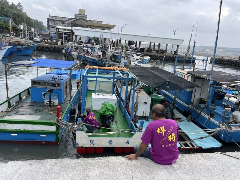 颱風襲台，11日台灣全島僅有台東未全縣放颱風假，引起正反意見。台東11日清晨無風無雨，上午7時過後才飄小雨，漁民仍不敢掉以輕心，前往富岡港關心漁船。中央社記者盧太城台東攝　115年7月11日