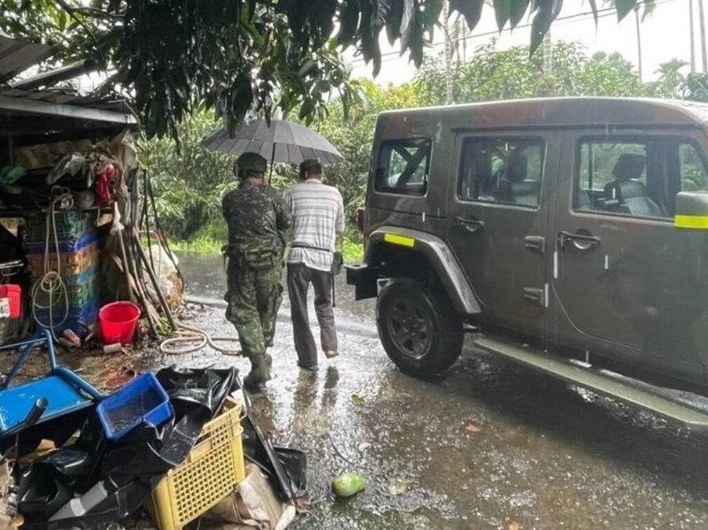 國軍第四作戰區11日協助高雄六龜區公所實施預防性撤離。(國軍第四作戰區提供)中央社記者吳書緯傳真 115年7月11日