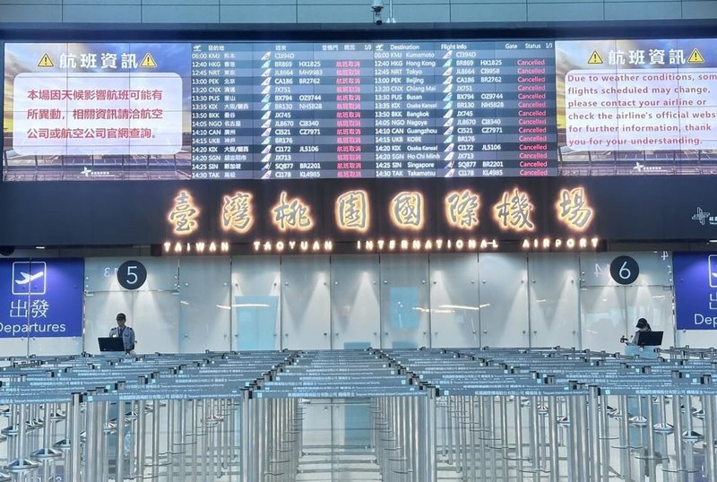 颱風巴威來襲，桃園國際機場公司盤點各航空公司預報航班數、旅客量，及相關配合作業事項整備情形。表定760架次客、貨機航班全數取消，其中由華航代理的越南航空VN570及 VN578等2到場航班因風雨減弱，規劃恢復正常執行。（機場公司提供）中央社記者葉臻傳真 115年7月11日
