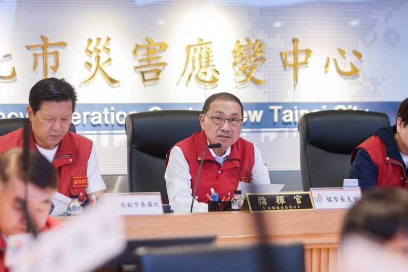 巴威颱風新北市災害應變中心工作會報11日上午舉行，由市長侯友宜（後左2）主持，呼籲市民待在家中，不要到海邊與河川戲水、觀浪。（新北市府新聞局提供）中央社記者黃旭昇傳真 115年7月11日