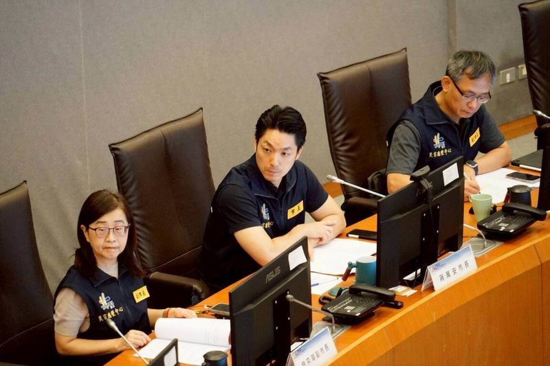 台北市長蔣萬安（中）11日表示，受颱風巴威影響，平地市區風力上看11級，累積雨量也會達大豪雨甚至超大豪雨程度。（台北市政府提供）中央社記者陳昱婷傳真　115年7月11日