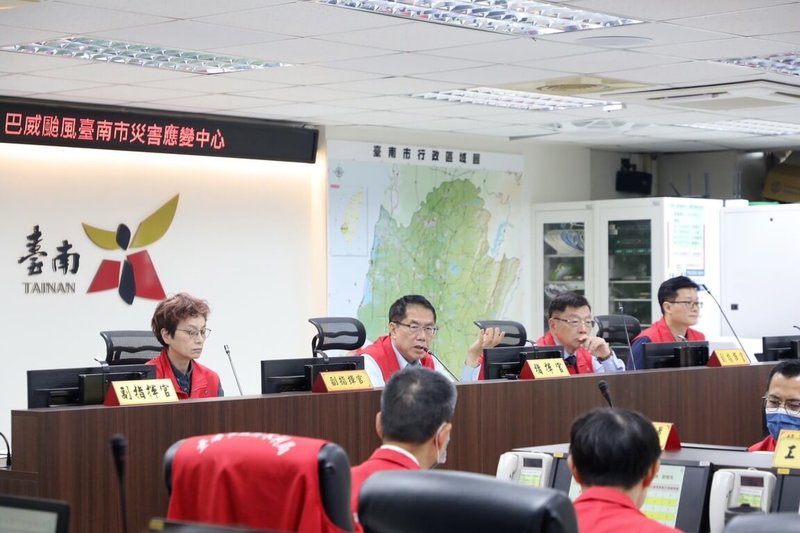 颱風巴威來襲，台南市長黃偉哲（後排左2）11日在台南市災害應變中心主持第3次工作會報，他表示，台南市整體災情仍在可控範圍內。（台南市政府提供）中央社記者張榮祥傳真 115年7月11日