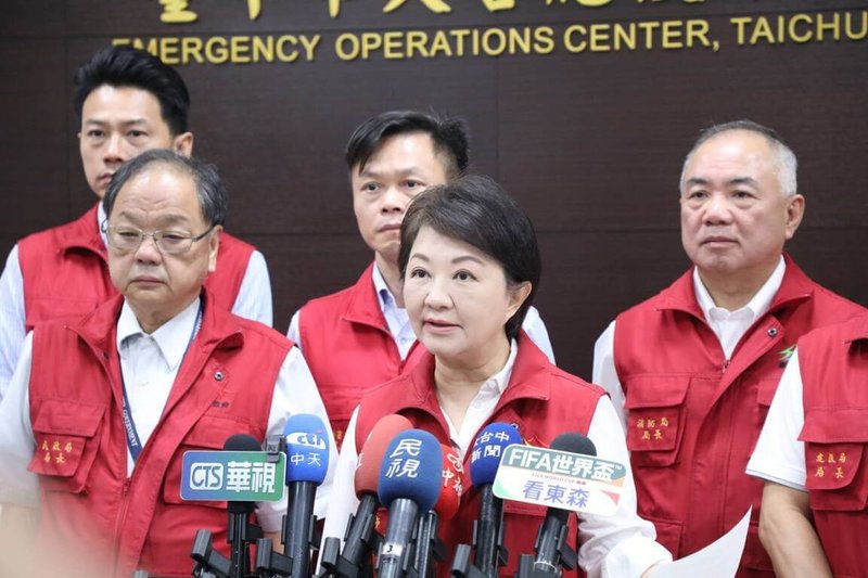 颱風巴威已造成台中在戶外活動的4人受傷，台中市長盧秀燕（前中）11日接受媒體聯訪時呼籲民眾，颱風期間不要外出，以防遭強風吹倒或物品擊中。（台中市政府提供）中央社記者蘇木春傳真　115年7月11日