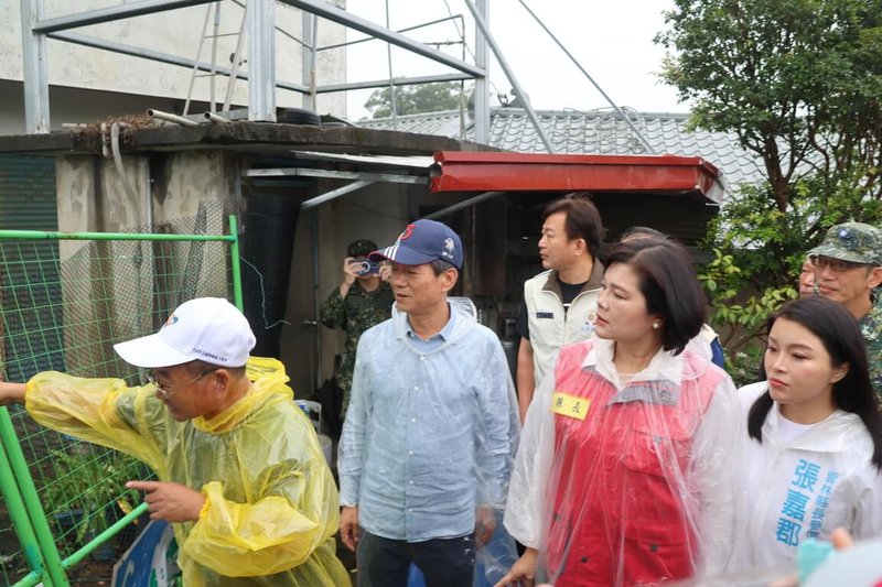 雲林縣長張麗善(前右2)與中國國民黨籍立法委員張嘉郡(前右)等11日視察林內鄉坪頂崩塌地整治工程,了解施工困境。(雲林縣政府提供)中央社記者蔡智明傳真 115年7月11日
