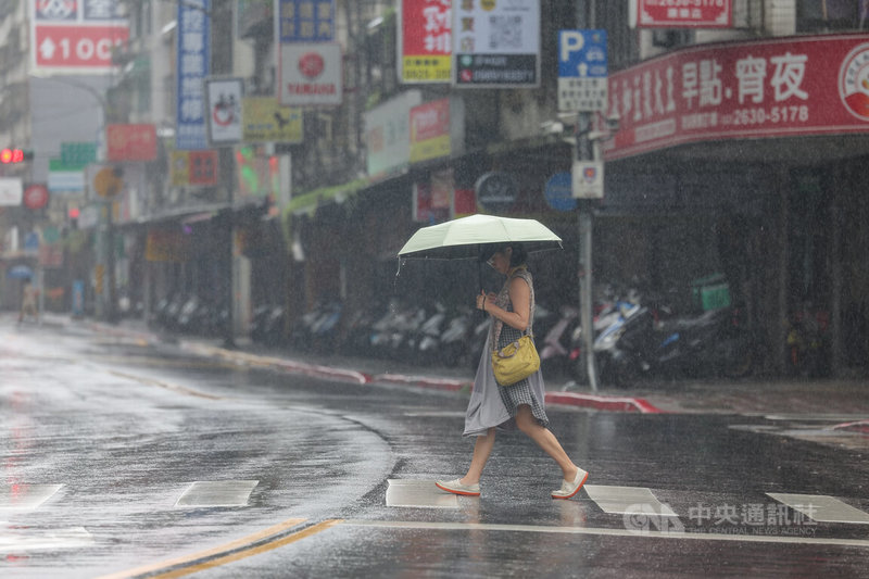 受颱風巴威及其外圍環流影響,氣象署11日上午最新風雨預測,未來24小時降雨量,山區以新竹縣、苗栗縣、台中市250至400毫米最多,平地以新北市、新竹縣、苗栗縣最顯著,約150至250毫米。圖為台北市內湖區民眾撐傘外出。中央社記者翁睿坤攝 115年7月11日
