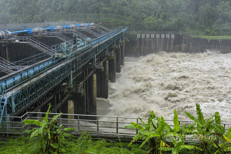 颱風巴威11日為北台灣帶來明顯降雨，新北市新店區直潭壩水勢湍急，濁浪翻騰。中央社記者鄭清元攝　115年7月11日