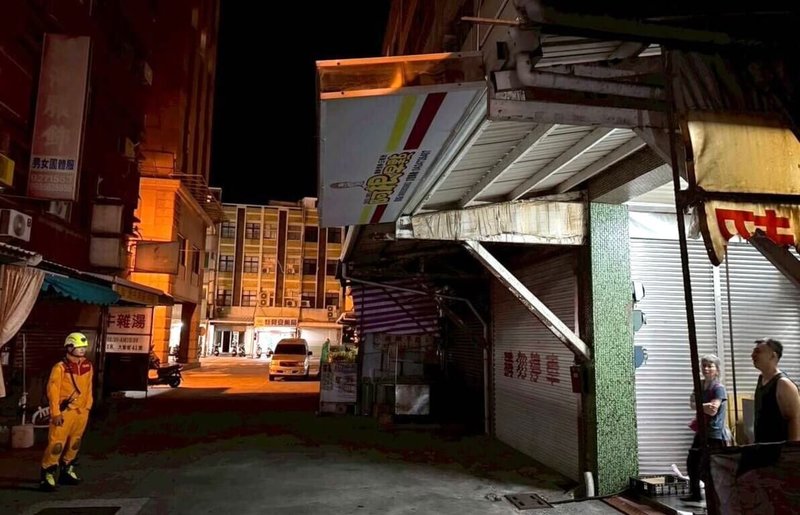 巴威颱風暴風圈籠罩，澎湖災害應變中心11日受理有廣告招牌墜落等3件零星災情，其中廣告招牌卡在遮雨棚架上，搖搖欲墜，警消現場戒護與處理。（澎湖縣消防局提供）中央社   115年7月11日