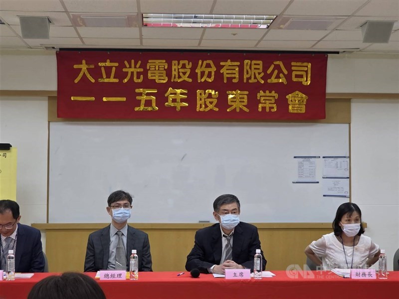 大立光董事長林恩平(右二)在股東會後釋出下半年展望。（中央社檔案照片）