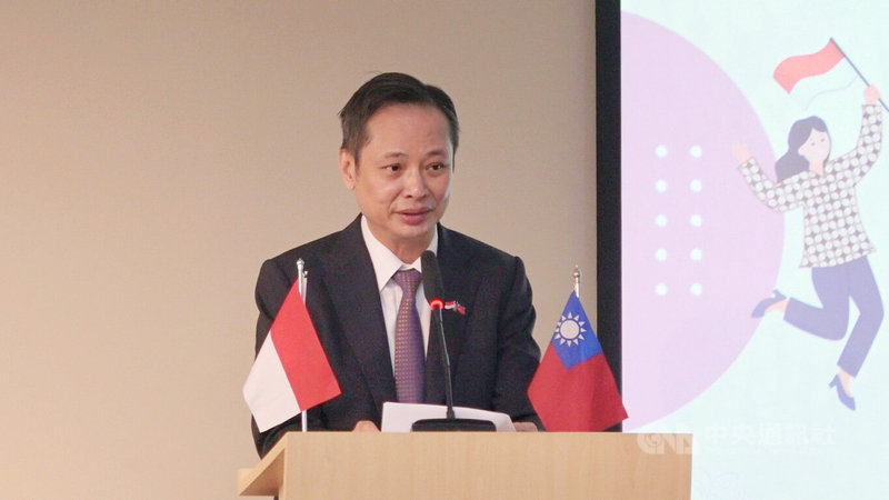 駐印尼代表洪振榮10日於教育部「台灣獎學金」及「華語文獎學金」行前說明會致詞,表示目前在台就讀的印尼學生人數超過1萬9000人,在外籍學生人數排名中僅次於越南。中央社記者羅薇佳雅加達攝 115年7月11日