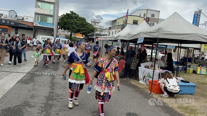 受到颱風巴威影響，11日台東多處出現焚風，溫度從攝氏36度逐漸上升，原住民豐年祭活動在熱風吹襲下如期舉行。中央社記者盧太城台東攝 115年7月11日