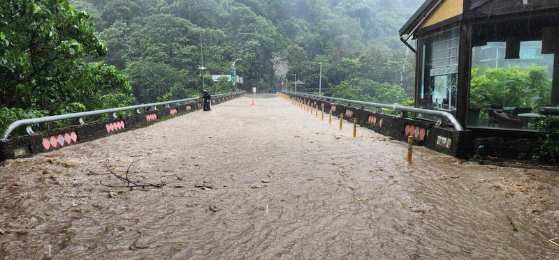 颱風巴威來襲,苗栗縣泰安鄉苗62線多處路段發生路樹倒塌、積淹水等災情,滾滾泥水甚至淹沒橋梁路面。(苗栗縣政府提供)中央社記者管瑞平傳真 115年7月11日