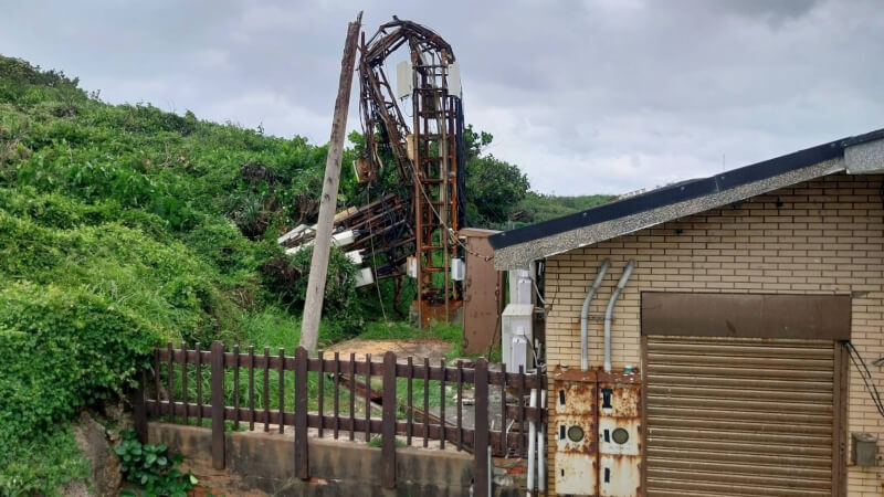 颱風巴威強風讓恆春貓鼻頭公園附近電信基地台折毀。（民眾提供）中央社記者黃郁菁傳真 115年7月11日