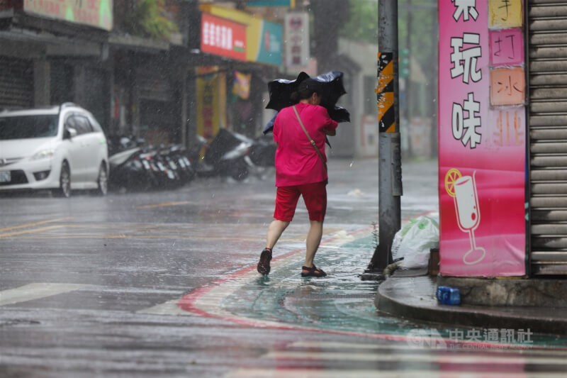 颱風巴威11日持續影響台灣，各地陸續傳出風雨災情。台北市內湖區下午有間歇強風、陣雨，街頭民眾一度頂不住強風、無法將傘撐開。中央社記者翁睿坤攝　115年7月11日