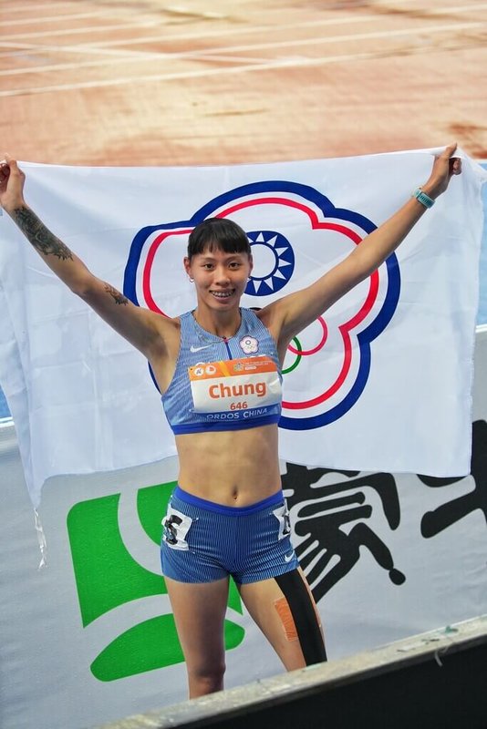 2026亞洲U23田徑錦標賽在中國舉行，台灣女將鍾欣儒（圖）11日在女子400公尺跨欄以刷新個人最佳成績的57秒41拿下金牌。（中華民國田徑協會提供）中央社記者陳容琛傳真 115年7月11日