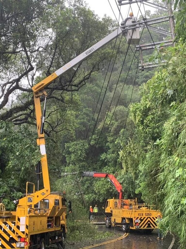 颱風巴威夾帶風雨來襲，新竹地區多處停電，台電新竹區營業處也持續動員人力、機具搶修。（台電新竹區處提供）中央社記者魯鋼駿傳真　115年7月11日
