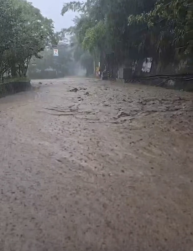 颱風巴威來襲,泰安鄉苗62線至斯瓦細格部落路段,因雨水沖刷土石流到路面,淹水嚴重,道路幾乎變成滾滾泥流河道。(苗栗縣議員劉美蘭提供)中央社記者管瑞平傳真 115年7月11日