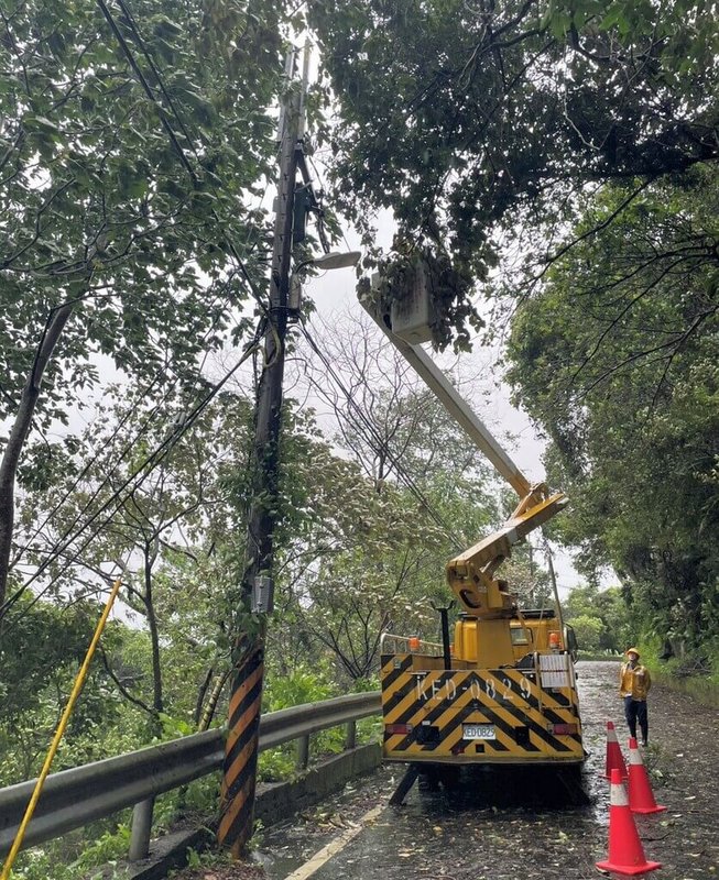 台電台北南區營業處表示,截至11日下午1時30分止,新北還有143戶停電搶修中,主要集中於新店、烏來、石碇、坪林山區與土城、中和區,已全面動員搶修。(台電台北南區營業處提供)中央社記者黃旭昇傳真 115年7月11日