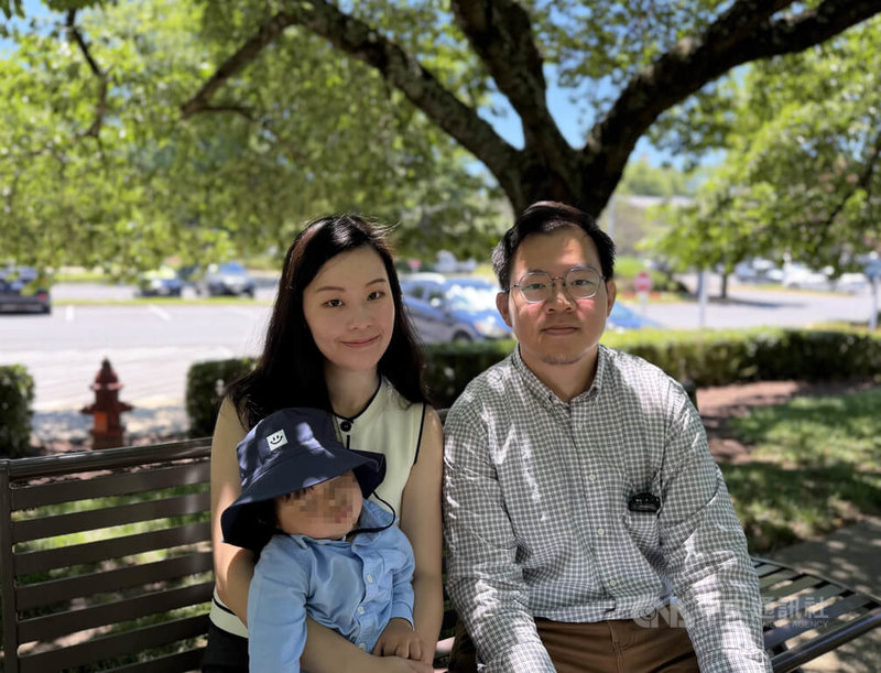 台灣人Martin(右)和妻子Emily(左)移居美國工作並生子,他們受訪表示,儘管川普挑戰出生公民權制度未對他們造成實質影響,但仍為生活增添諸多不確定性。中央社記者侯姿瑩馬里蘭州攝 115年7月12日