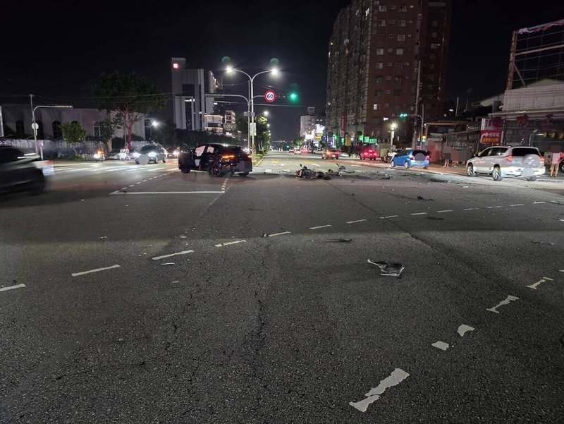 台中市沙鹿區向上路與屏西路口12日晚間發生車禍，警方說，男子涉酒駕開車，疑闖紅燈撞擊綠燈直行的3部汽機車及1部單車，現場造成6人受傷，經送醫治療後幸均無大礙。（民眾提供）中央社記者郝雪卿傳真  115年7月12日