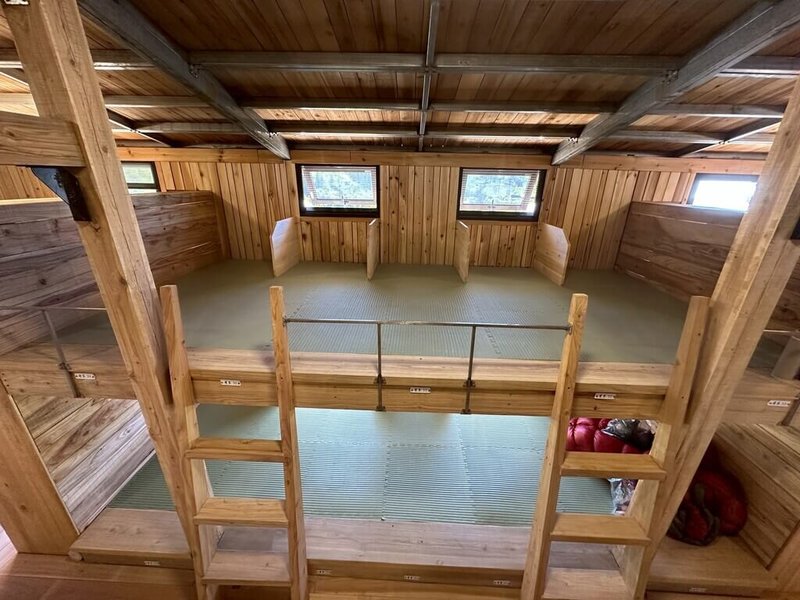 太魯閣國家公園管理處新建「奇萊山屋」已完工,最大特色為「低衝擊、輕量化」環保工法,建築主體以鋼骨及國產材為主,內外牆面採用福州杉,地板、床架與主結構使用台灣杉。(太魯閣國家公園管理處提供)中央社記者李先鳳傳真 115年7月12日