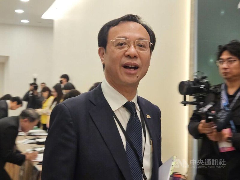衛福部長石崇良(前)12日出席「2026台灣醫法醫政論壇」,他會前受訪表示,接連發生中聯留樣油合格,但下游產品超標,樣本已無法信賴,由檢調釐清是否涉及檢體造假。中央社記者陳婕翎攝 115年7月12日