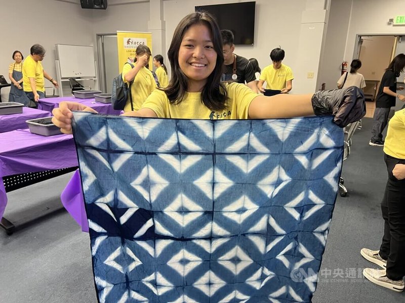 海外青年文化大使(FASCA)的台裔青少年娜塔莉(Natalie)參與「太平藍」客家藍染工藝的手作活動。中央社記者林宏翰洛杉磯攝 115年7月12日