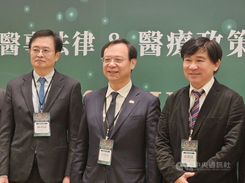 衛福部長石崇良(中)12日出席「2026台灣醫法醫政論壇」,針對中聯油品致癌物超標事件,會前受訪時提出源頭管理、製程管理、品質通報與透明公司治理機制等4大方向,盼補強食安制度缺漏。中央社記者陳婕翎攝 115年7月12日