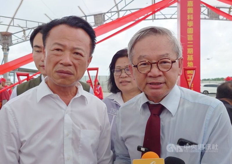 嘉義科學園區二期基地工程,12日舉行開工祈福動土儀式,國科會主委吳誠文(前右)說,台積電在嘉義科學園區一期設置2座先進封裝廠後,將於嘉科二期再建3座封裝廠。前左為嘉義縣長翁章梁。中央社記者蔡智明攝 115年7月12日