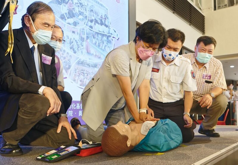 彰化縣消防局推動「CPR+AED認證訓練」，截至民國115年5月累積約2萬人完成認證訓練，涵蓋學生、青壯年、高齡族群，民眾急救意識與技能顯著提升。（彰化縣消防局提供）中央社記者蕭博陽彰化縣傳真　115年7月12日