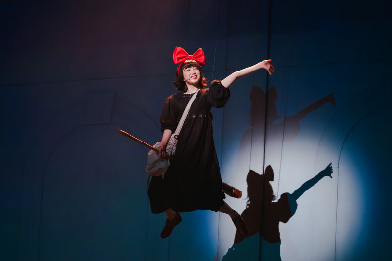 日本真人音樂劇「魔女宅急便」12日在國家戲劇院首演，飾演主角「琪琪」的演員山戶穗乃葉（圖）在全新交響樂音中飛翔，帶領觀眾一同經歷尋找自我勇氣的蛻變旅程。（牛耳藝術提供）中央社記者王寶兒傳真　115年7月12日