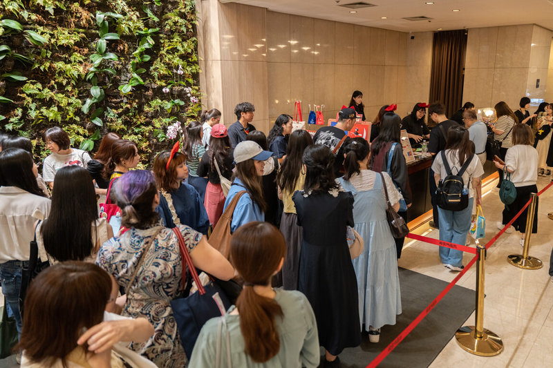 日本真人音樂劇「魔女宅急便」因颱風延期登場,12日在台北國家戲劇院迎來首演,吸引大批觀眾。(牛耳藝術提供)中央社記者王寶兒傳真 115年7月12日
