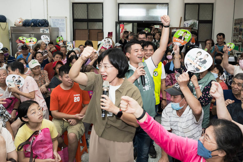 新北市長選舉增溫，民進黨參選人蘇巧慧（前者）12日到三峽區參加地方座談會獲歡迎，現場「凍蒜」聲不斷。（蘇巧慧競辦提供）中央社記者王鴻國傳真　115年7月12日