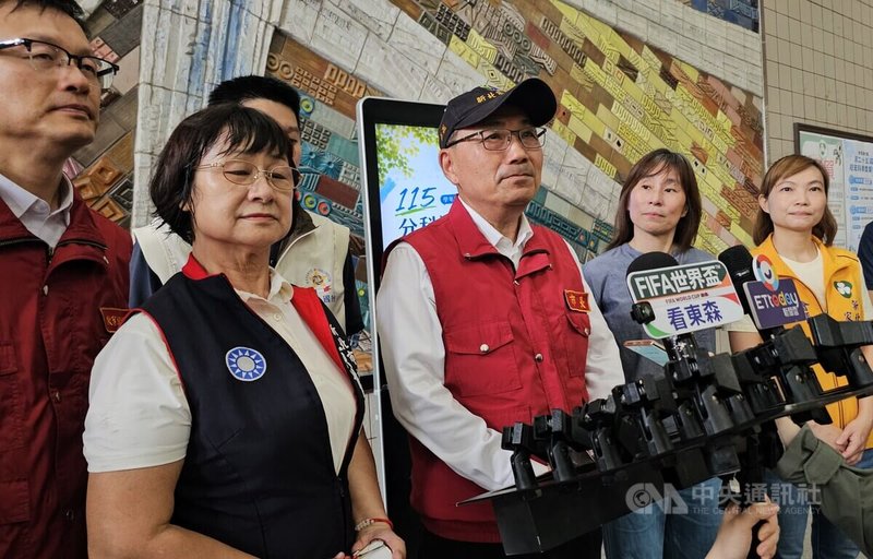颱風巴威遠離,新北市長侯友宜(中)12日勘查災後復原,針對颱風假放假標準,他受訪表示,颱風假的放假標準都一定按照氣象專業、科學判斷及參考所有專業數據,來做整體判斷及決定,這是新北市一向態度。中央社記者王鴻國攝 115年7月12日